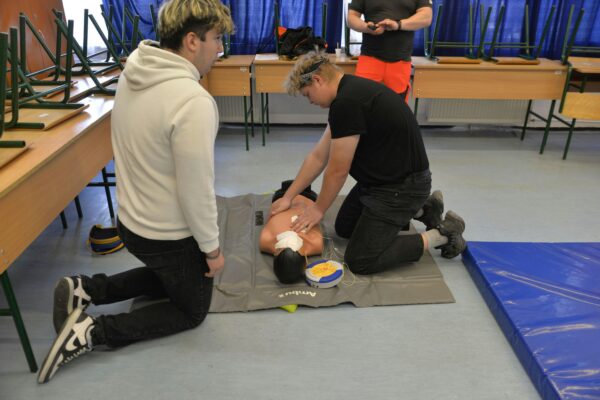 Waarom een BHV cursus steeds vaker verplicht onderdeel van bedrijfsveiligheid